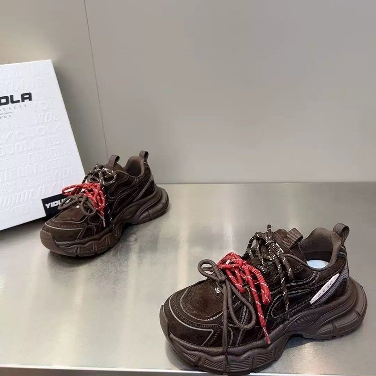 Ženske tenisice u stilu dad shoes s istrošenim vintage izgledom, debela potplat, vezanje sprijeda, gumena potplat, gornji dio i podstava od super vlakana