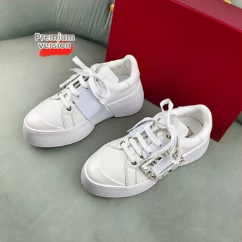 Ženske tenisice s kvadratnom kopčom i kristalima, kožni gornji dio, unutrašnjost od ovčje kože, visina potpetice 6–8 cm, gumeni potplat