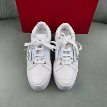 Ženske tenisice s kvadratnom kopčom i kristalima, kožni gornji dio, unutrašnjost od ovčje kože, visina potpetice 6–8 cm, gumeni potplat