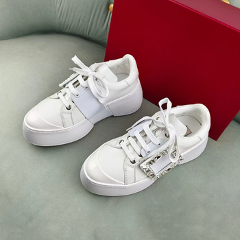 Ženske tenisice s kvadratnom kopčom i kristalima, kožni gornji dio, unutrašnjost od ovčje kože, visina potpetice 6–8 cm, gumeni potplat