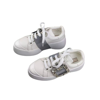 Ženske tenisice s kvadratnom kopčom i kristalima, kožni gornji dio, unutrašnjost od ovčje kože, visina potpetice 6–8 cm, gumeni potplat