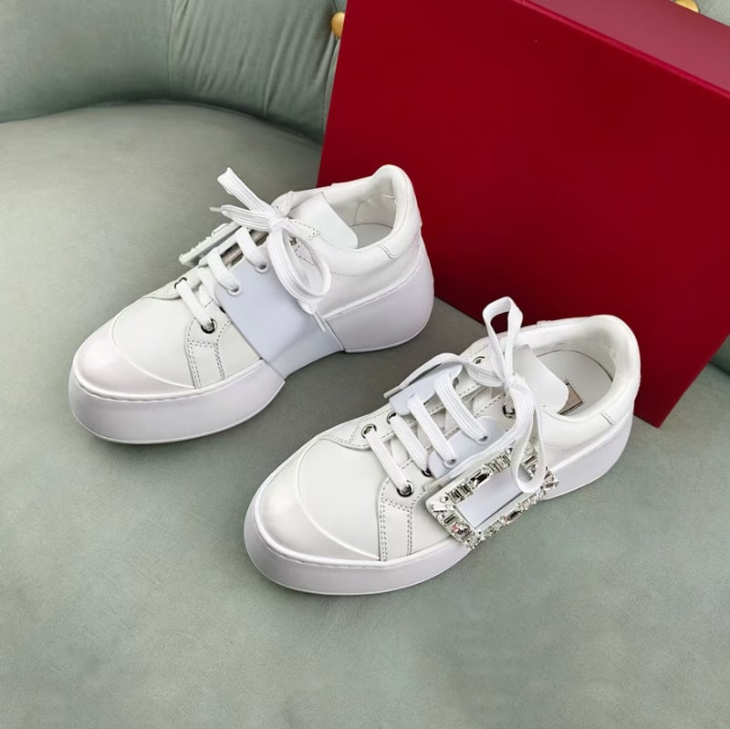 Ženske tenisice s kvadratnom kopčom i kristalima, kožni gornji dio, unutrašnjost od ovčje kože, visina potpetice 6–8 cm, gumeni potplat