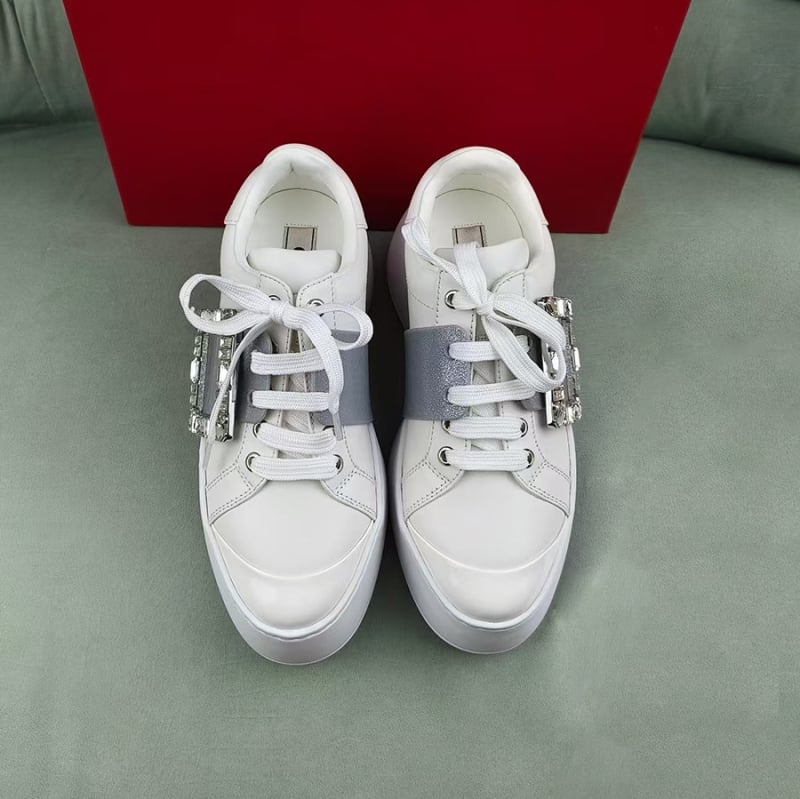 Ženske tenisice s kvadratnom kopčom i kristalima, kožni gornji dio, unutrašnjost od ovčje kože, visina potpetice 6–8 cm, gumeni potplat