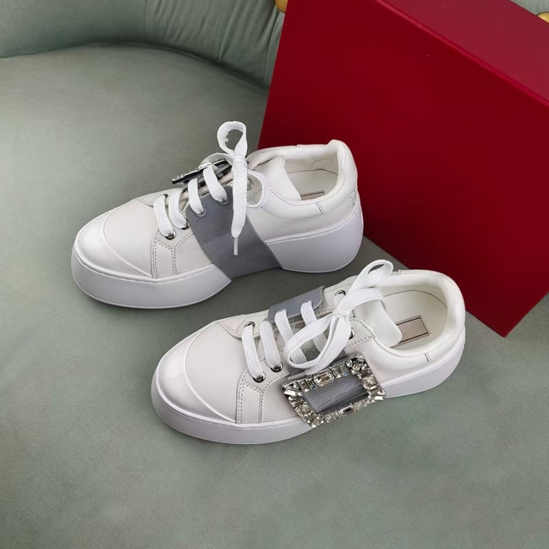 Ženske tenisice s kvadratnom kopčom i kristalima, kožni gornji dio, unutrašnjost od ovčje kože, visina potpetice 6–8 cm, gumeni potplat