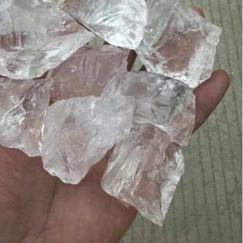 Kristalni ukras s modernim minimalističkim stilom; materijal: kristal; kategorija: ukrasi