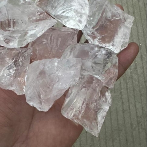 Kristalni ukras s modernim minimalističkim stilom; materijal: kristal; kategorija: ukrasi