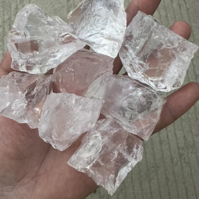 Kristalni ukras s modernim minimalističkim stilom; materijal: kristal; kategorija: ukrasi