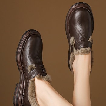 Ženske loaferice s gornjim dijelom od mikrovlaknaste kože, unutarnja pamuk, gumeni potplat, kopča, niski pet 1-3 cm