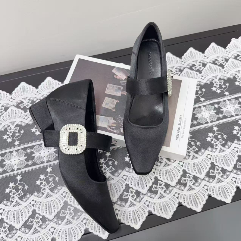 Mary Jane cipele s unutarnjim povećanjem visine, debeli visoki pet, gornji dio od imitacije mikrovlakana, gumeni potplat, slip-on zatvaranje