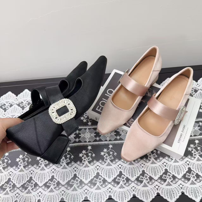 Mary Jane cipele s unutarnjim povećanjem visine, debeli visoki pet, gornji dio od imitacije mikrovlakana, gumeni potplat, slip-on zatvaranje