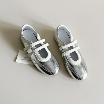 Mary Jane cipele s Velcro zatvaračem, zaobljenim nosom, gornji dio od ovčje kože, gumeni potplat, niski ravni potpetice