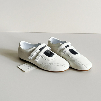 Mary Jane cipele s Velcro zatvaračem, zaobljenim nosom, gornji dio od ovčje kože, gumeni potplat, niski ravni potpetice