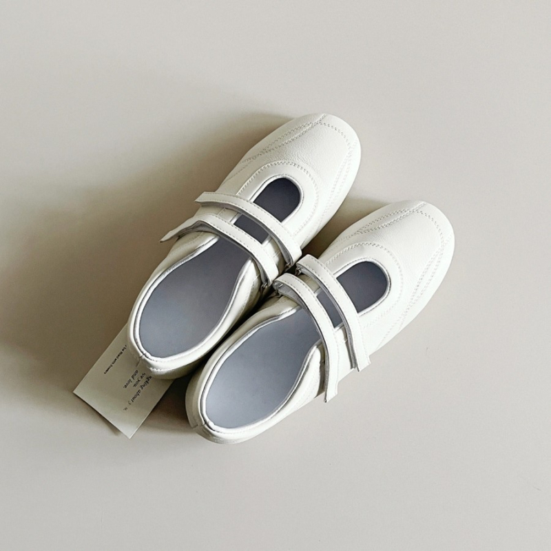 Mary Jane cipele s Velcro zatvaračem, zaobljenim nosom, gornji dio od ovčje kože, gumeni potplat, niski ravni potpetice