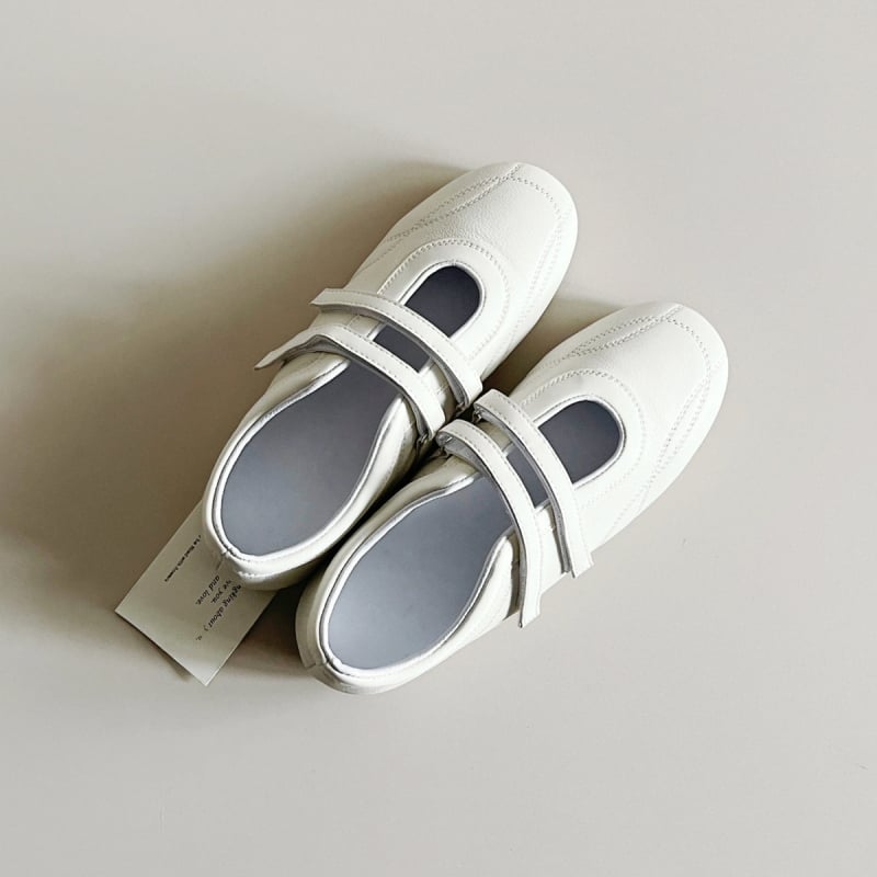 Mary Jane cipele s Velcro zatvaračem, zaobljenim nosom, gornji dio od ovčje kože, gumeni potplat, niski ravni potpetice