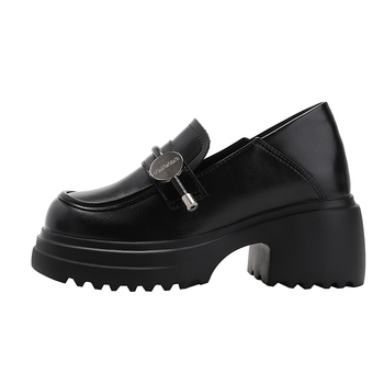 Ženske loaferice s okruglim nosom, gornji dio od mikrovlaknaste kože, 6–8 cm debeli potpetica, gumena potplata