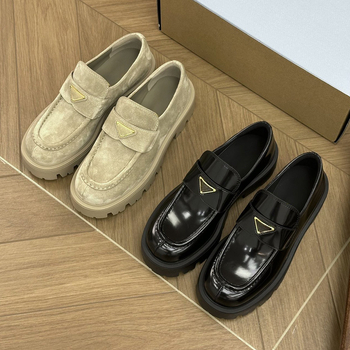 Loafers s logom u obrnutom trokutu i debelim potplatu, slip-on, za žene, koža goveda