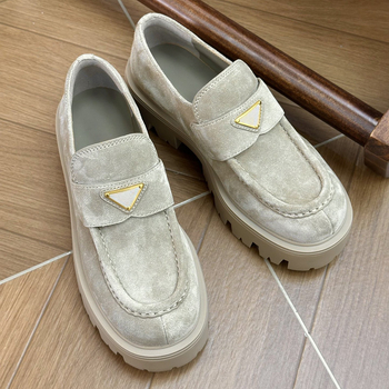 Loafers s logom u obrnutom trokutu i debelim potplatu, slip-on, za žene, koža goveda