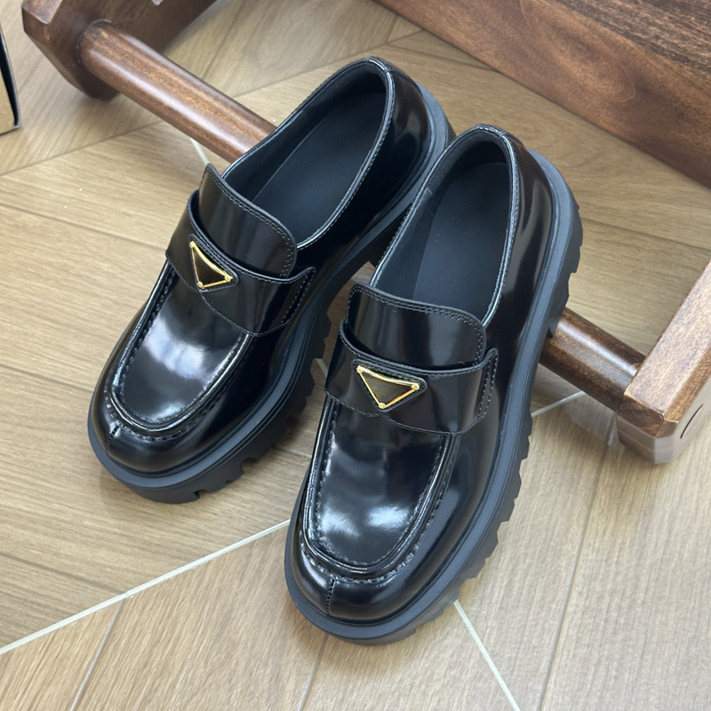 Loafers s logom u obrnutom trokutu i debelim potplatu, slip-on, za žene, koža goveda
