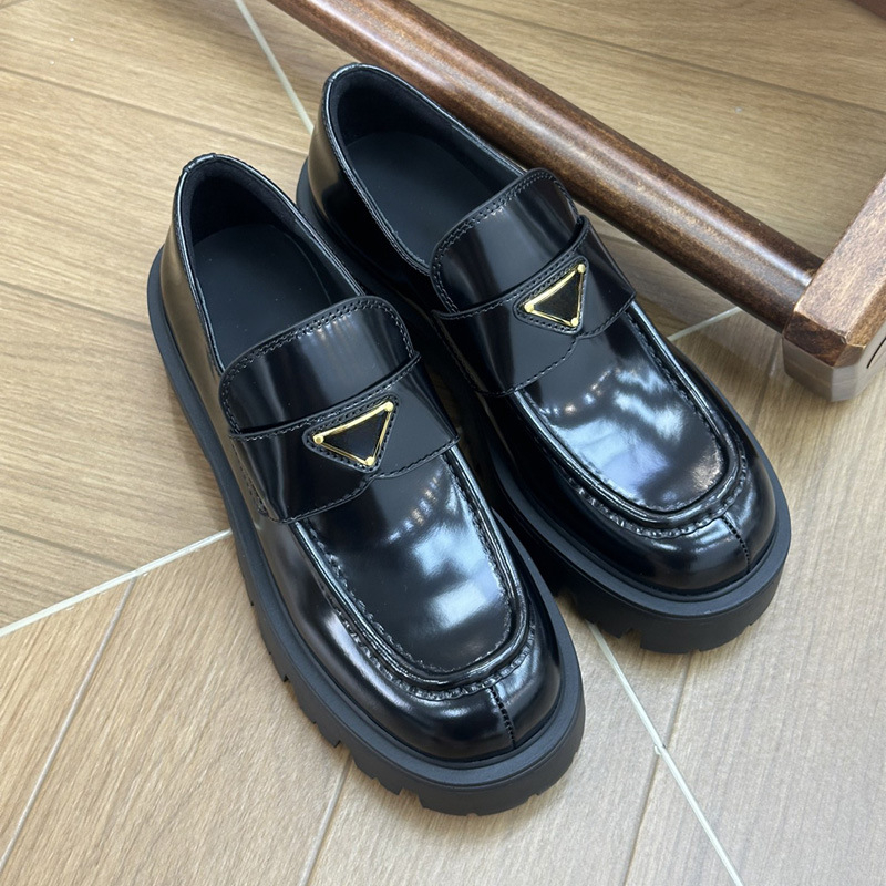 Loafers s logom u obrnutom trokutu i debelim potplatu, slip-on, za žene, koža goveda