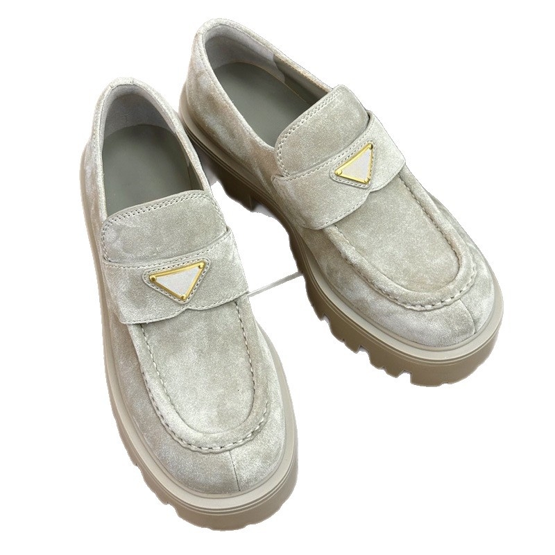 Loafers s logom u obrnutom trokutu i debelim potplatu, slip-on, za žene, koža goveda