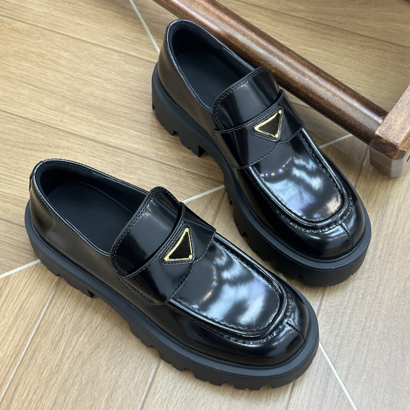 Loafers s logom u obrnutom trokutu i debelim potplatu, slip-on, za žene, koža goveda