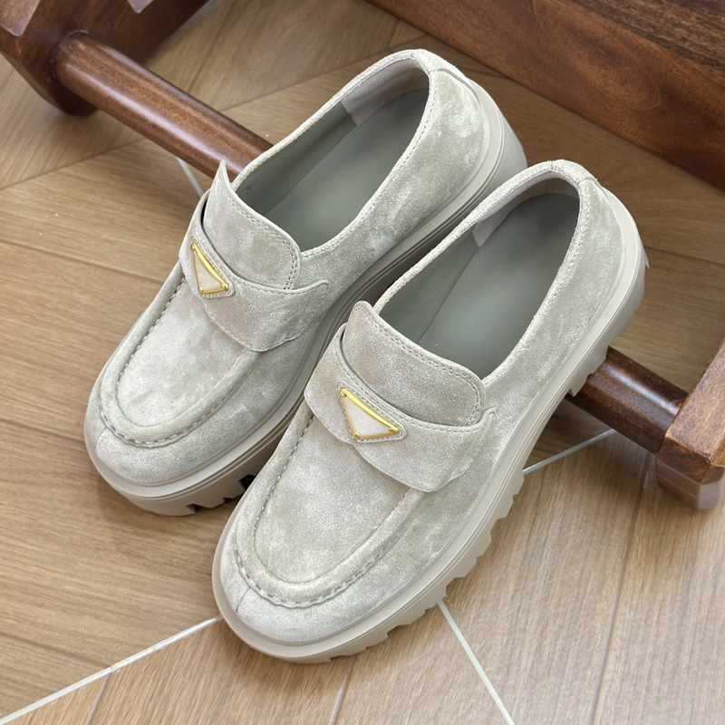 Loafers s logom u obrnutom trokutu i debelim potplatu, slip-on, za žene, koža goveda