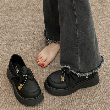Mary Jane cipele s debelim potplatom, slip-on dizajn, niski gležanj, srednja visina pete 3–5 cm, gumeni potplat, korejski stil