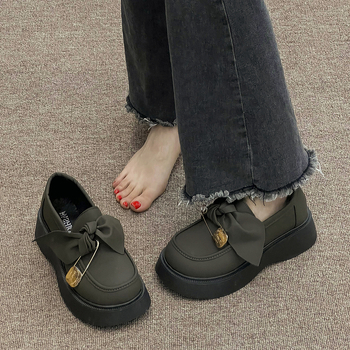 Mary Jane cipele s debelim potplatom, slip-on dizajn, niski gležanj, srednja visina pete 3–5 cm, gumeni potplat, korejski stil