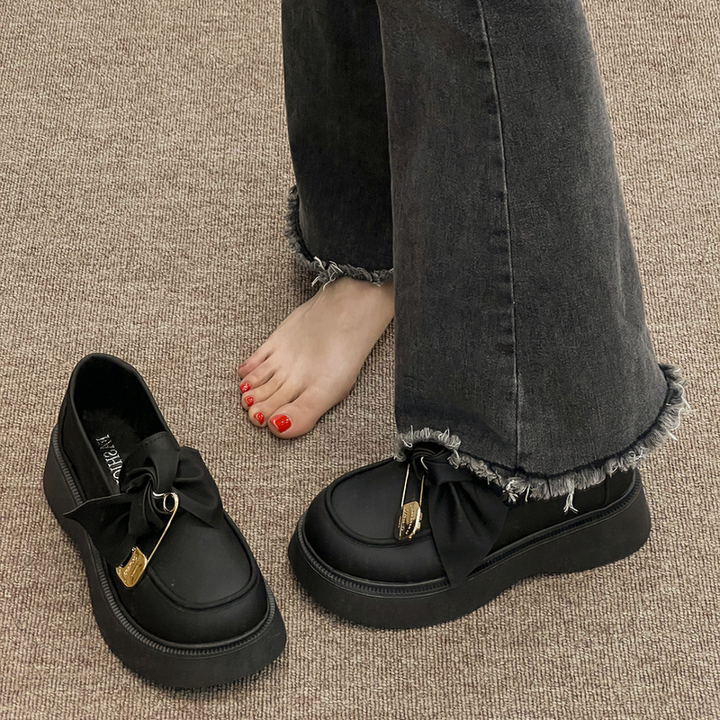 Mary Jane cipele s debelim potplatom, slip-on dizajn, niski gležanj, srednja visina pete 3–5 cm, gumeni potplat, korejski stil