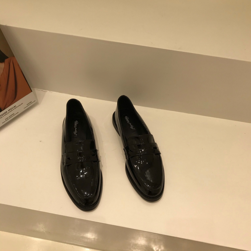 Ženske loafers u britanskom stilu s oštrim nosom i niskim petom 1–3 cm, gornji dio od mikrovlakna, ulošak od mikrovlaknaste kože, gumeni đon