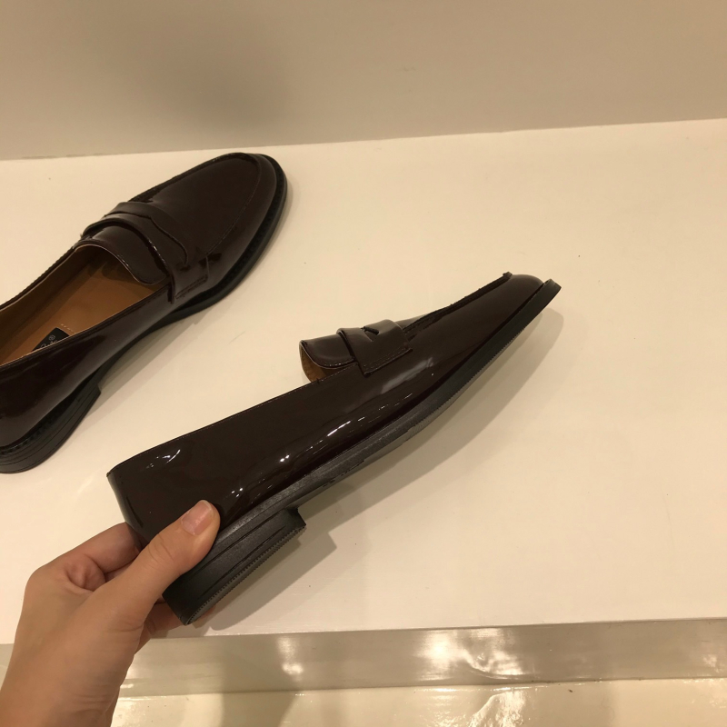 Ženske loafers u britanskom stilu s oštrim nosom i niskim petom 1–3 cm, gornji dio od mikrovlakna, ulošak od mikrovlaknaste kože, gumeni đon