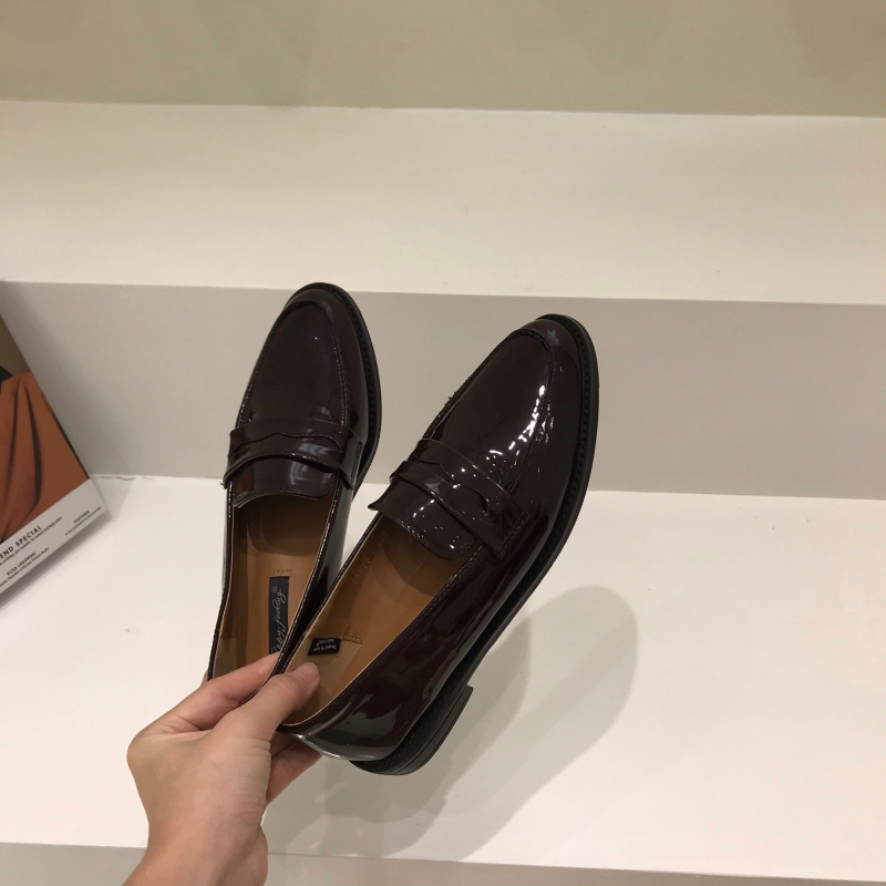 Ženske loafers u britanskom stilu s oštrim nosom i niskim petom 1–3 cm, gornji dio od mikrovlakna, ulošak od mikrovlaknaste kože, gumeni đon
