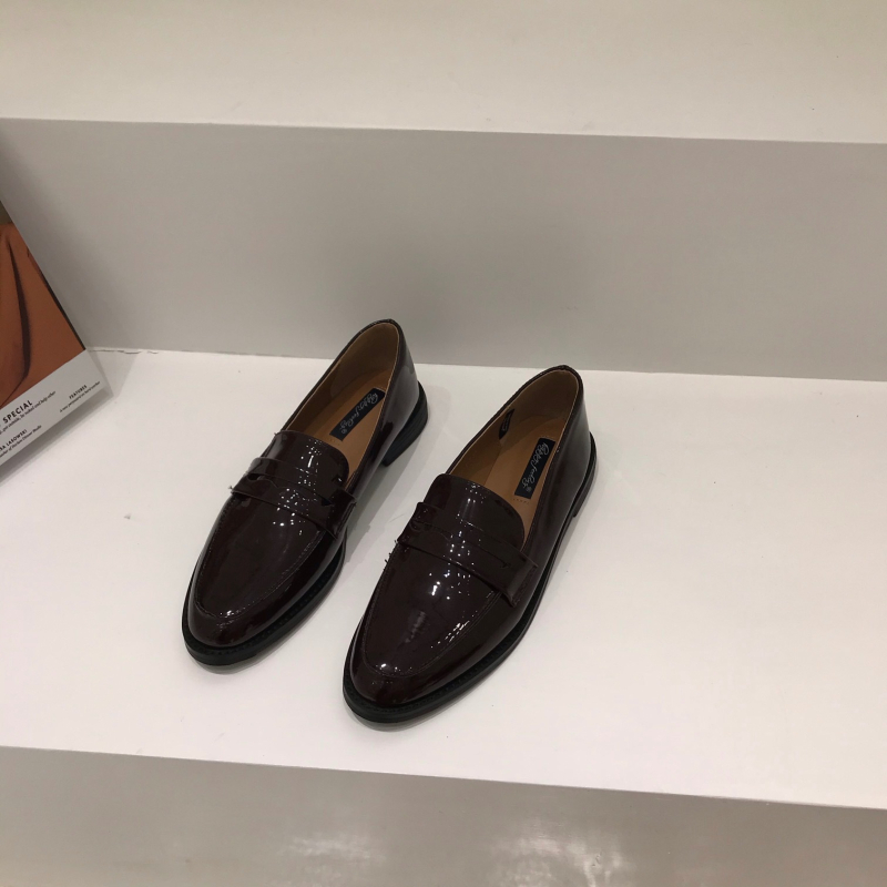 Ženske loafers u britanskom stilu s oštrim nosom i niskim petom 1–3 cm, gornji dio od mikrovlakna, ulošak od mikrovlaknaste kože, gumeni đon