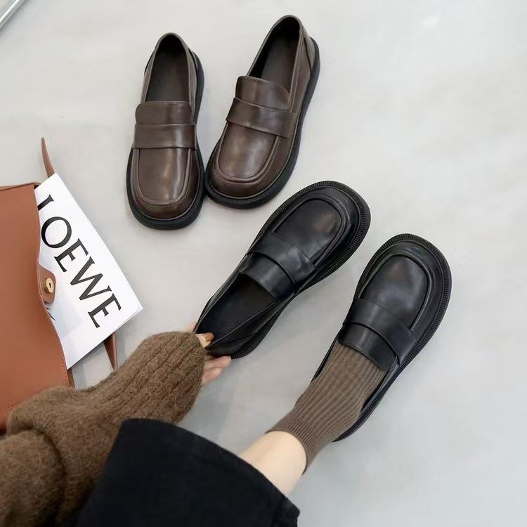 Ženski loafersi s okruglim nosom, slip-on, niski pet 1–3 cm, gornji dio od Superfiber, gumeni potplat