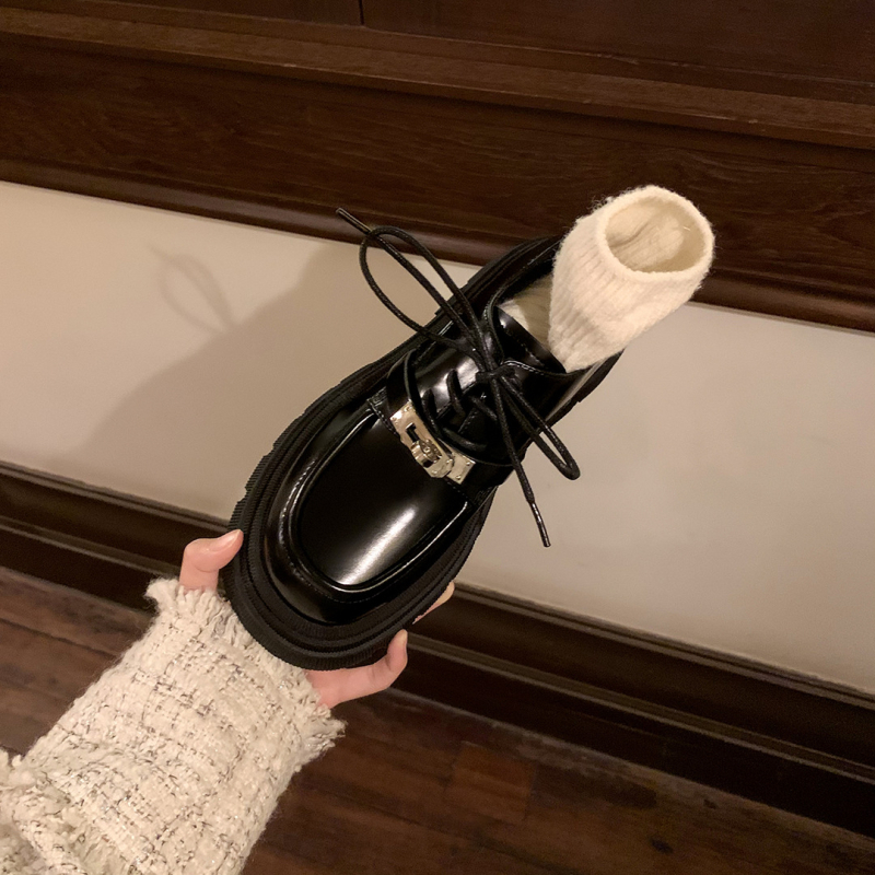 Ženske loaferice od sintetičke kože, okrugli vrh, debeli 6–8 cm pet, vezanje
