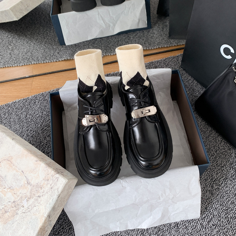 Ženske loaferice od sintetičke kože, okrugli vrh, debeli 6–8 cm pet, vezanje