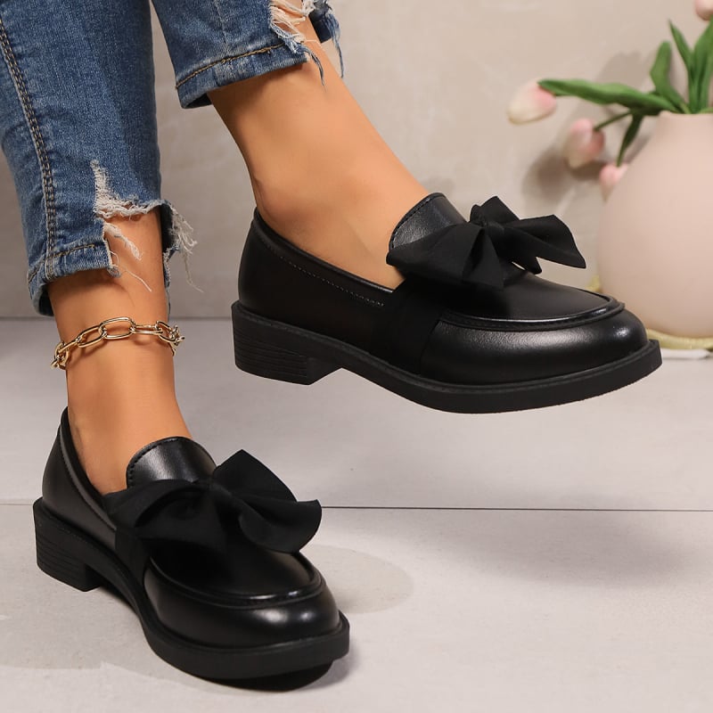 Ženske loafers s mašnicom – Slip-On, PU gornji dio, okrugli vrh, plosni potplat, gumeni potplat