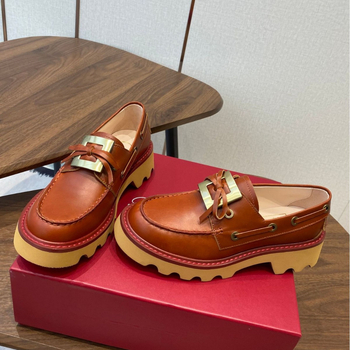 Loafers od prave kože, okrugli vrh, retro stil, slip-on s debelom potplatom za povećanje visine i metalnom kvadratnom kopčom
