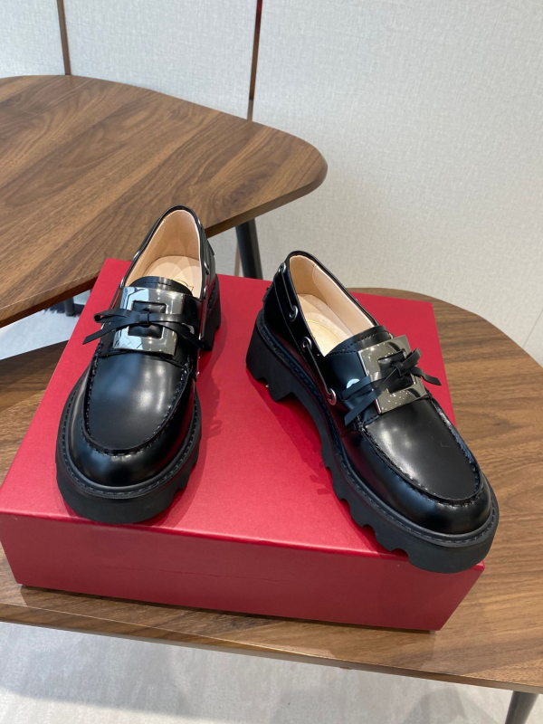 Loafers od prave kože, okrugli vrh, retro stil, slip-on s debelom potplatom za povećanje visine i metalnom kvadratnom kopčom