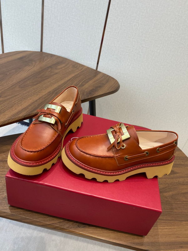Loafers od prave kože, okrugli vrh, retro stil, slip-on s debelom potplatom za povećanje visine i metalnom kvadratnom kopčom