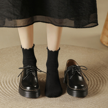 Ženske loaferice od mikrovlakna s gornjim dijelom, okrugla nosnica, klinasti potpetica 4–6 cm, vezanje, đon PVC