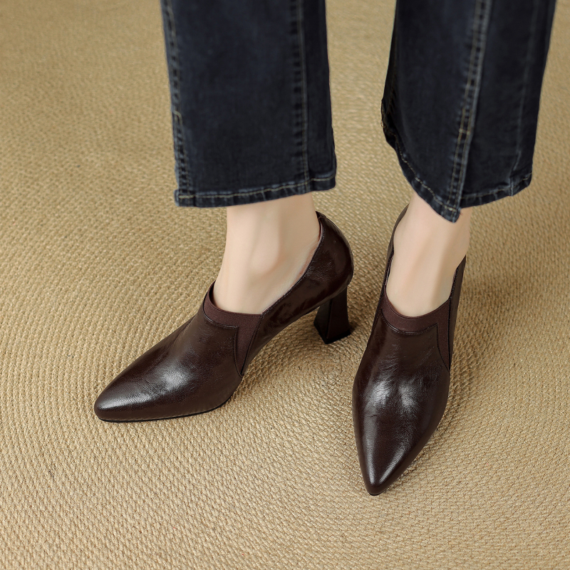 Ženske cipele s niskom petom - špičast nos, gornji dio od ovčje kože, slip-on, gumena potplat, dubok otvor