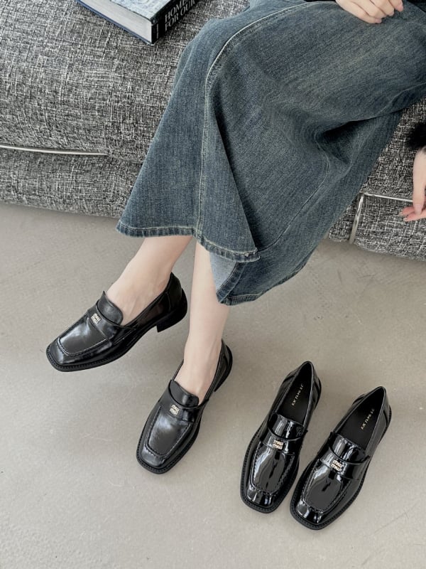 Loafers u britanskome stilu s debelim petom od 3–5 cm, okrugla špica, gornji dio od super vlakana, gumeni potplat (Gornji dio: super vlakna; Špica: okrugla; Pet: 3–5 cm; Potplat: gumeni)
