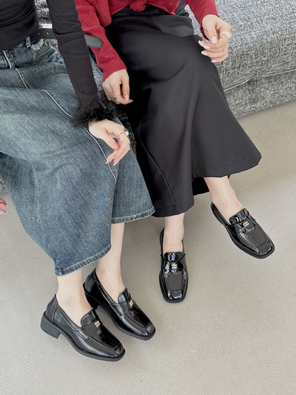 Loafers u britanskome stilu s debelim petom od 3–5 cm, okrugla špica, gornji dio od super vlakana, gumeni potplat (Gornji dio: super vlakna; Špica: okrugla; Pet: 3–5 cm; Potplat: gumeni)
