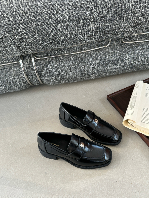 Loafers u britanskome stilu s debelim petom od 3–5 cm, okrugla špica, gornji dio od super vlakana, gumeni potplat (Gornji dio: super vlakna; Špica: okrugla; Pet: 3–5 cm; Potplat: gumeni)