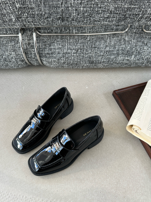 Loafers u britanskome stilu s debelim petom od 3–5 cm, okrugla špica, gornji dio od super vlakana, gumeni potplat (Gornji dio: super vlakna; Špica: okrugla; Pet: 3–5 cm; Potplat: gumeni)