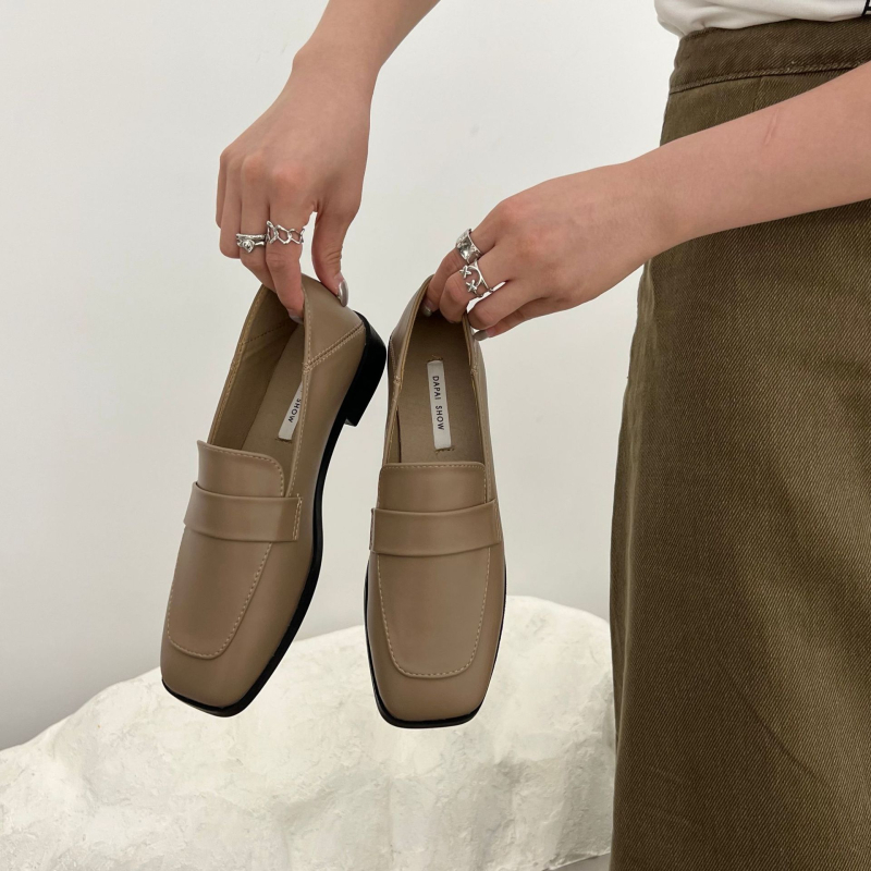 Ženske slip-on loaferice od mikrovlakana, gornji dio mikrovlakna, kvadratni vrh, niski pet 1–3 cm, ulošak Ultrafilm koža, potplat TPU