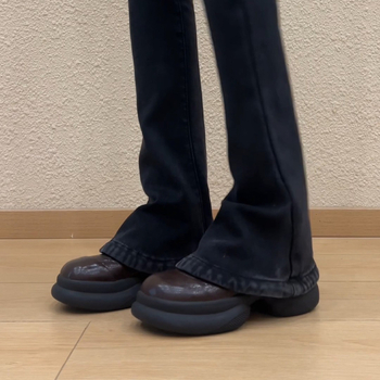 Loaferice od dvostruke kože, gornji dio od dvostruke kože, klinasti pet 6–8 cm, zatvaranje vezicama, gradski stil, jednofarbni uzorak