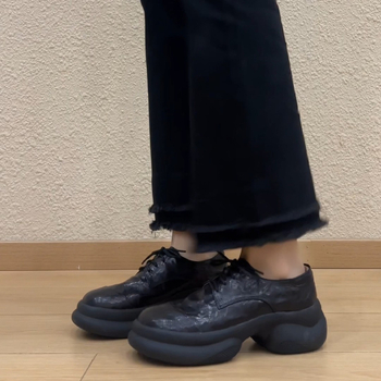Loaferice od dvostruke kože, gornji dio od dvostruke kože, klinasti pet 6–8 cm, zatvaranje vezicama, gradski stil, jednofarbni uzorak