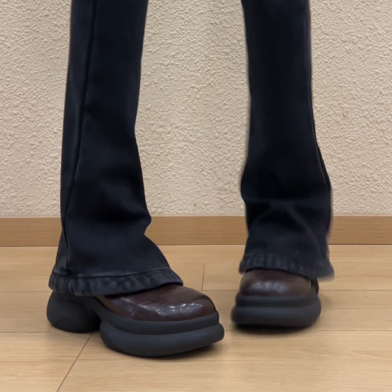 Loaferice od dvostruke kože, gornji dio od dvostruke kože, klinasti pet 6–8 cm, zatvaranje vezicama, gradski stil, jednofarbni uzorak